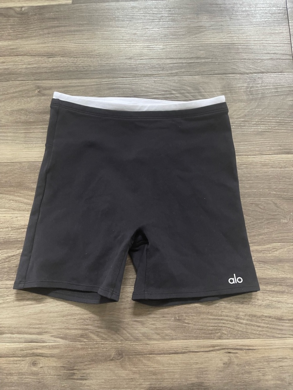 ALO Yoga Black Athletic Bike Shorts with White Waistband, 5 inch, Size XS